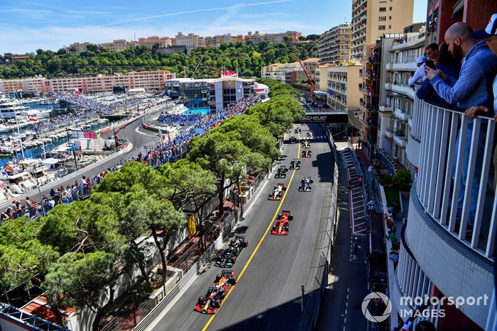 Arrancada Max Verstappen, Red Bull Racing RB16B, Valtteri Bottas, Mercedes W12, Carlos Sainz Jr., Ferrari SF21, Lando Norris, McLaren MCL35M, al inicio