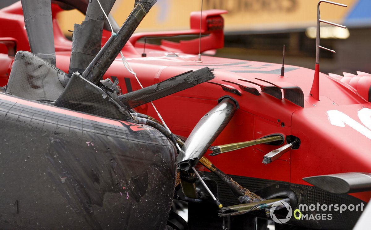 Auto danneggiata di Charles Leclerc, Ferrari SF21, su un camion