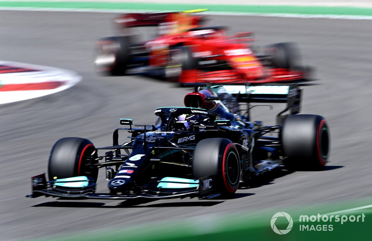 Lewis Hamilton, Mercedes W12, Carlos Sainz Jr., Ferrari SF21