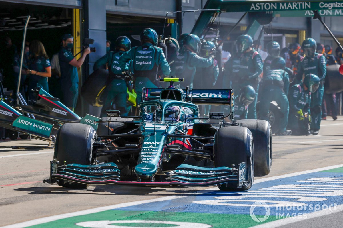 Sebastian Vettel, Aston Martin AMR21, lascia i box dopo una fermata