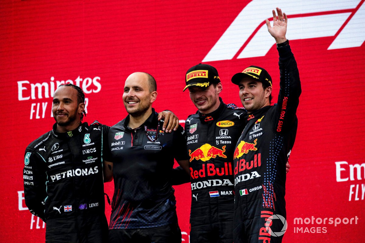 Podio: segundo lugar Lewis Hamilton, Mercedes, Gianpiero Lambiase, ingeniero de carrera de Red Bull Racing, ganador Max Verstappen, Red Bull Racing, tercer lugar Sergio Pérez, Red Bull Racing