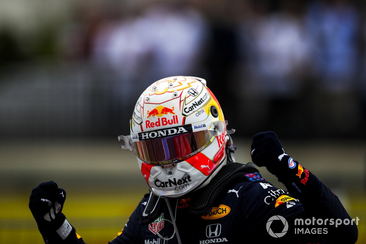 Max Verstappen, Red Bull Racing, 1ª posición, celebra en el Parc Ferme