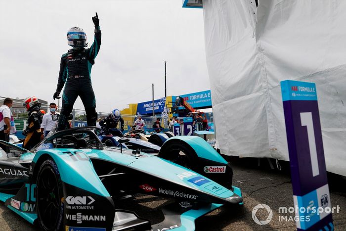 Ganador Sam Bird, Jaguar Racing, celebrates en Parc Ferme