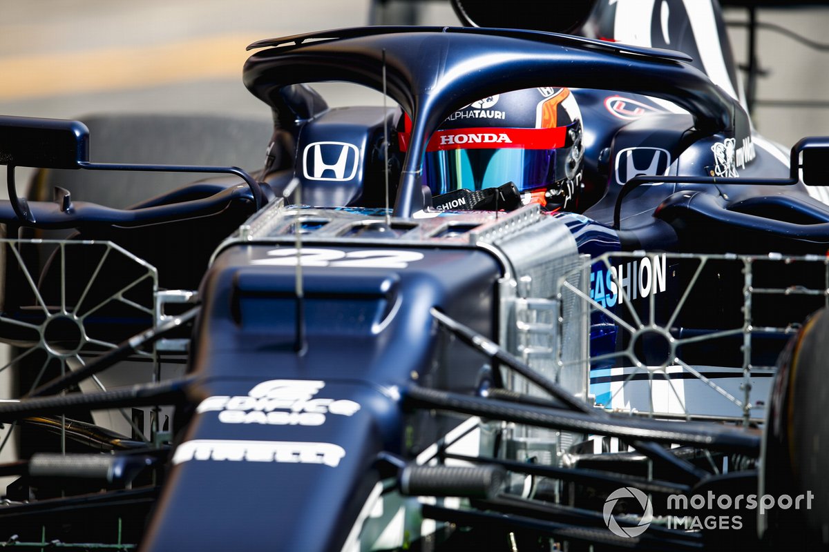 Yuki Tsunoda, AlphaTauri AT02, con le griglie attaccate alla sua monoposto