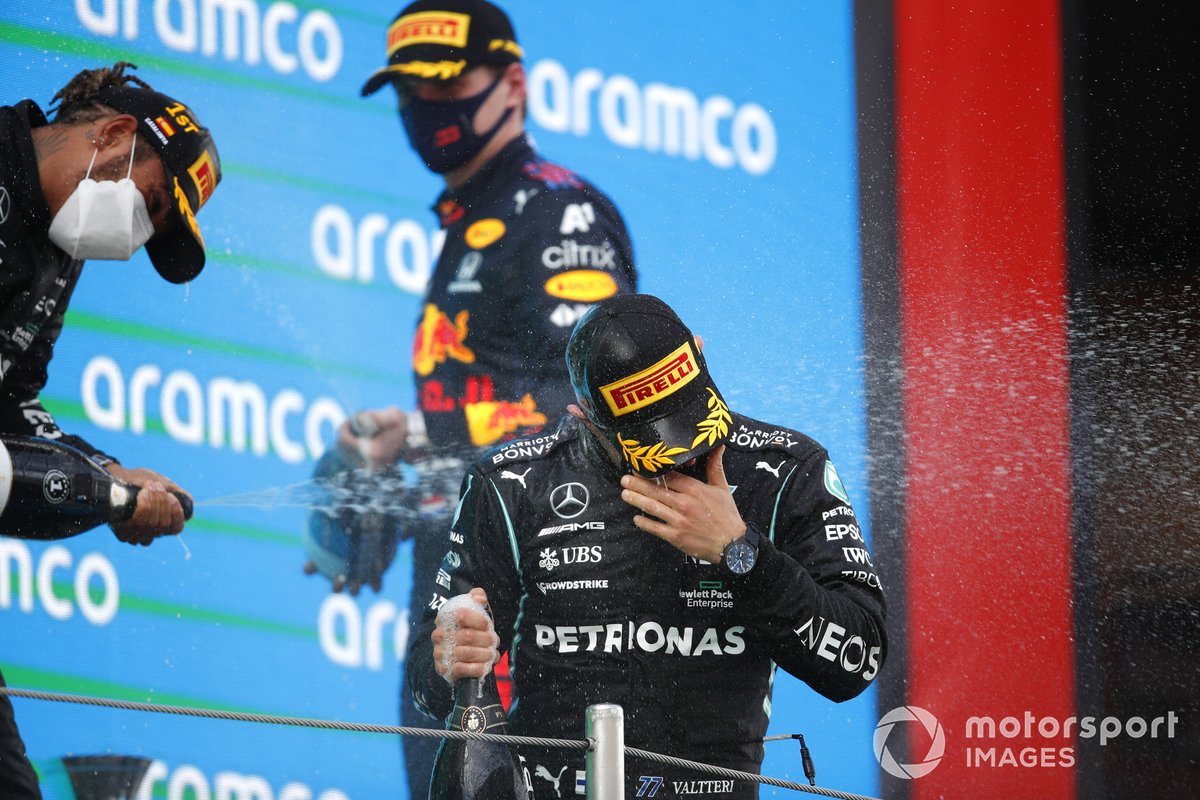 Lewis Hamilton, Mercedes, 1 ° posizione, Max Verstappen, Red Bull Racing, 2 ° posizione, e Valtteri Bottas, Mercedes, 3 ° posizione, festeggiano sul podio