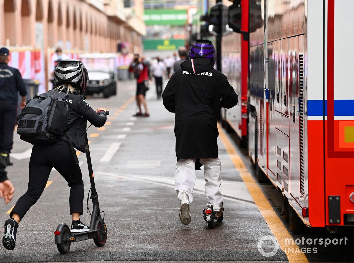 Lewis Hamilton, Mercedes, arriva a Monaco su una moto