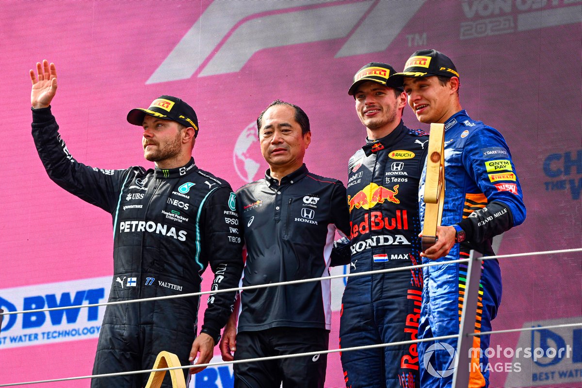 Podio: segundo lugar Valtteri Bottas, Mercedes, Toyoharu Tanabe, Director técnico F1 Honda, ganador Max Verstappen, Red Bull Racing , tercer lugar Lando Norris, McLaren