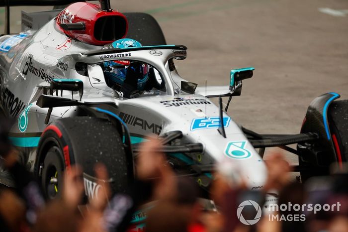 George Russell, Mercedes W13, 1ª posición, llega a Parc Ferme