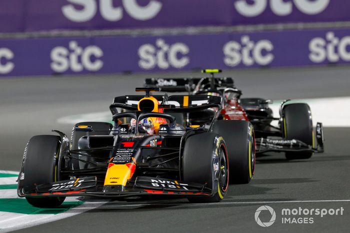 Max Verstappen, Red Bull Racing RB19, Zhou Guanyu, Alfa Romeo C43