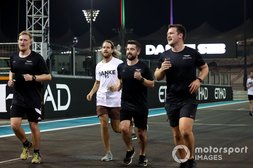 Sebastian Vettel, Aston Martin, es acompañado en una carrera alrededor del circuito por los miembros del equipo con la playera de Danke Seb como parte de su despedida en su último Gran Premio