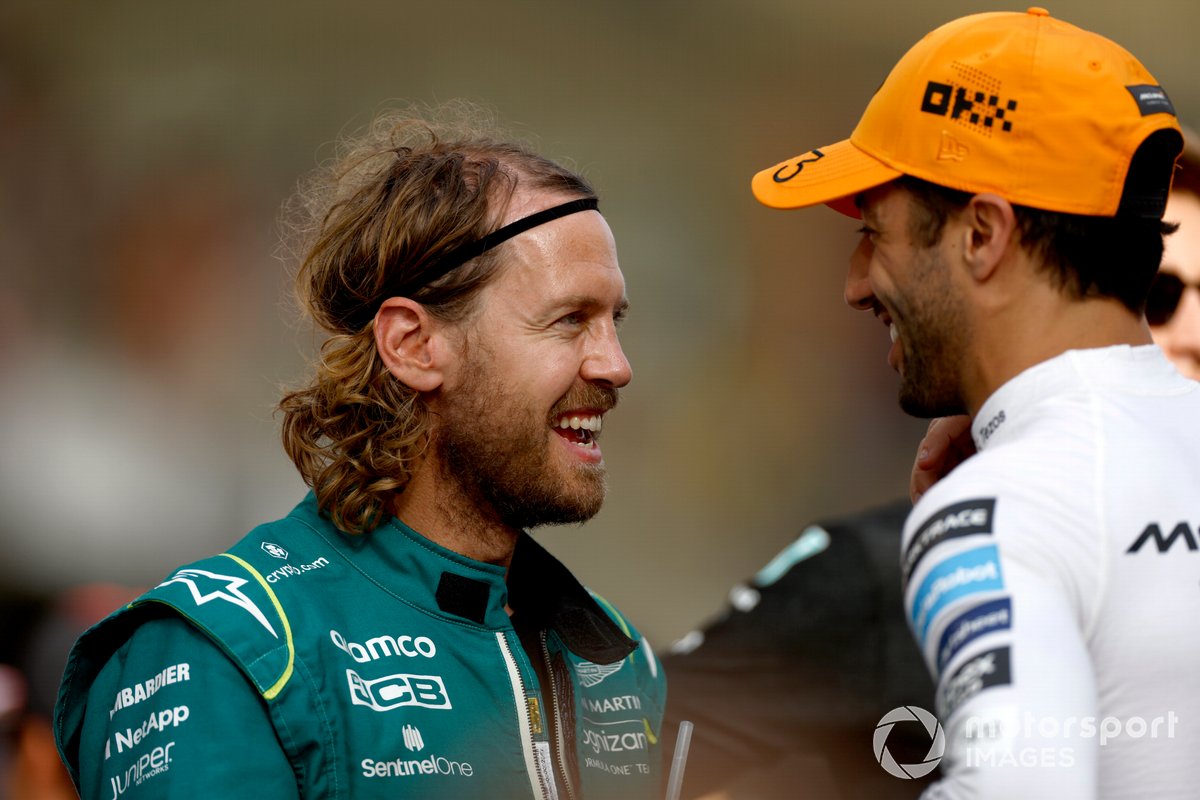Sebastian Vettel, Aston Martin, con Daniel Ricciardo, McLaren