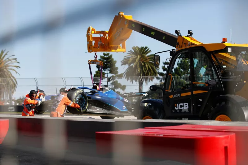 I commissari rimuovono la Williams FW45 di Alex Albon dal circuito