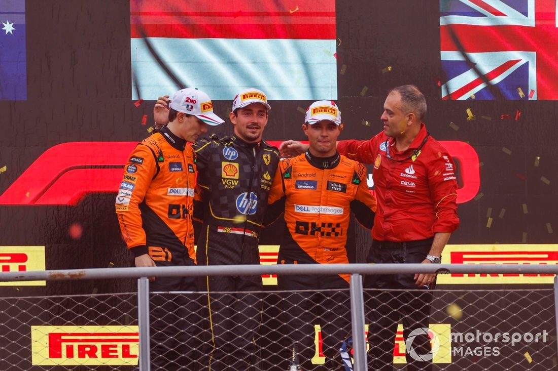 Oscar Piastri, McLaren F1 Team, 2ª posición, Charles Leclerc, Scuderia Ferrari, 1ª posición, Lando Norris, McLaren F1 Team, 3ª posición, el delegado del trofeo Ferrari en el podio.