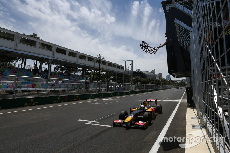<b>Antonio Giovinazzi</b>, PREMA Racing, gana la carrera at Bakú - FIA F2 ...