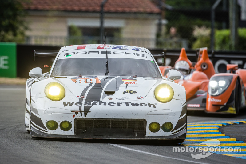 57: Porsche 911 RSR команды Proton Competition: Купер МакНил, Лех Кин, Марк Миллер
