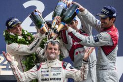 LMP1 podium: Ganadores #2 Porsche Team Porsche 919 Hybrid: Romain Dumas baño de Champagne