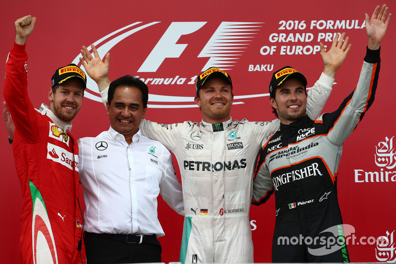 Podio: primer lugar Nico Rosberg, Mercedes AMG Petronas F1 W07,segundo lugar Sebastian Vettel, Scude