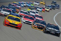 Joey Logano, Team Penske, Ford; Martin Truex Jr., Furniture Row Racing, Toyota