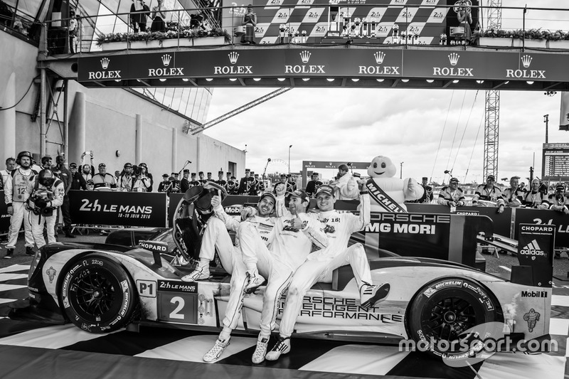 Ganadores de la carrera #2 Porsche Team Porsche 919 Hybrid: Romain Dumas, Neel Jani, Marc Lieb celebran