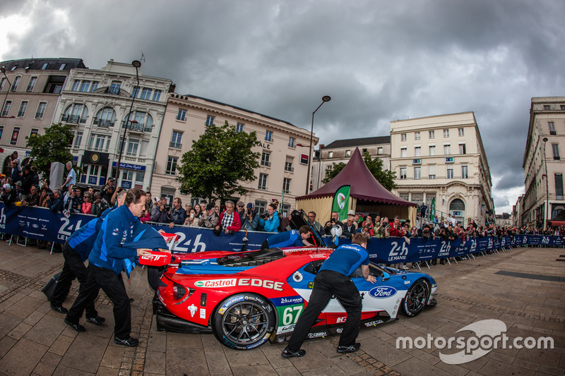 #67 Ford Chip Ganassi Racing Ford GT