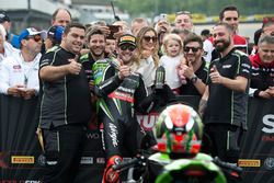Tom Sykes, Kawasaki Racing Team, fête sa victoire en Course 1