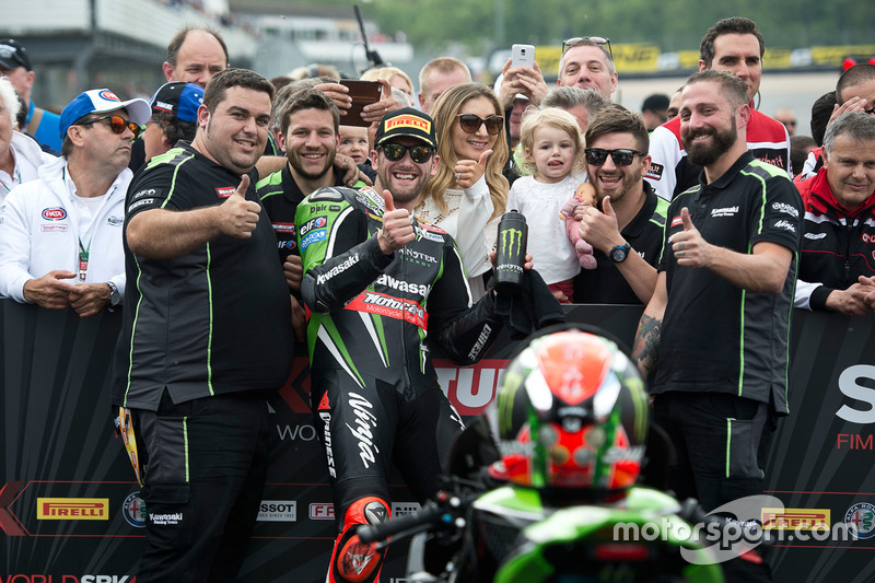 Tom Sykes, Kawasaki Racing Team, celebra su victoria en la carrera 1