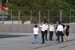 Officiels et pilotes à l'emplacement de la chicane qui remplace le virage n°12