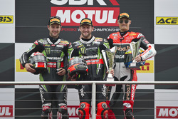 Podio: il vincitore Tom Sykes, Kawasaki Racing Team, il secondo Jonathan Rea, Kawasaki Racing Team,