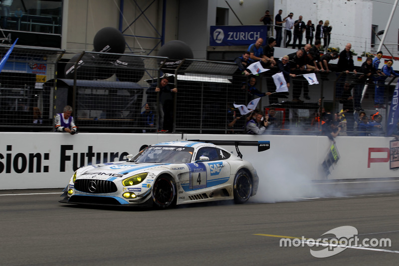 Bandiera a scacchi per #4 AMG-Team Black Falcon, Mercedes-AMG GT3: Bernd Schneider, Maro Engel, Adam