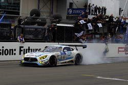 Checkerd flag for #4 AMG-Team Black Falcon, Mercedes-AMG GT3: Bernd Schneider, Maro Engel, Adam Christodoulou, Manuel Metzger