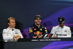 Conferencia de prensa: ganador de la pole Daniel Ricciardo, Red Bull Racing, segundo lugar tercer lu