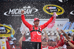 Race winner Kyle Larson, Chip Ganassi Racing Chevrolet