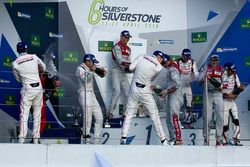 Podium: racewinnaars Marcel Fässler, Andre Lotterer, Benoit Tréluyer, Audi Sport Team, tweede plaats