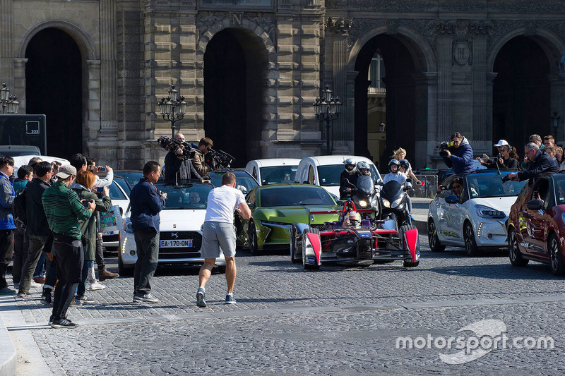 Jean-Eric Vergne frente al Museo del Louvre