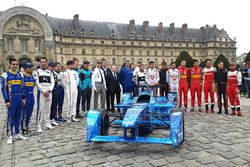 Foto de grupo con los pilotos y Alejandro Agag, Fórmula E CEO y el presidente de la FIA  Jean Todt,