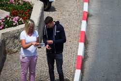 Raffaele Marciello, RUSSIAN TIME signs an autograph