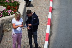 Raffaele Marciello, RUSSIAN TIME signs an autograph