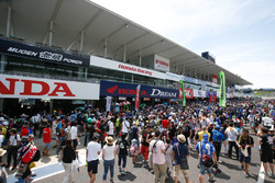 Des fans dans la pitlane