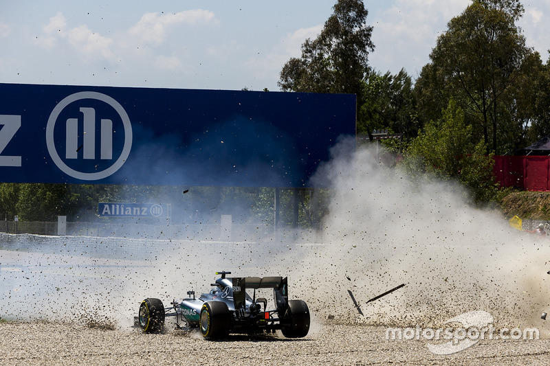 Lewis Hamilton, Mercedes AMG F1 W07 Hybrid and Nico Rosberg, Mercedes AMG F1 W07 Hybrid collide on t