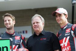 (L to R): Romain Grosjean, Haas F1 Team wigha and Esteban Gutierrez, Haas F1 Team at a team photogra