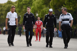 Jenson Button, McLaren, Stoffel Vandoorne, McLaren Test and Reserve Driver and Fernando Alonso, McLaren