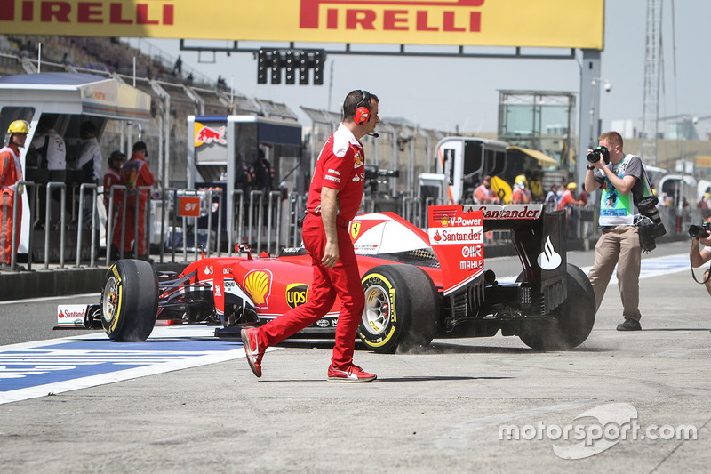 Sebastian Vettel, Ferrari SF16-H in the pits