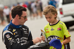Simon Pagenaud, Team Penske Chevrolet signe un autographe