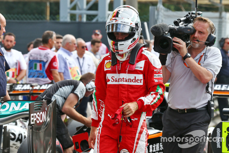 Sebastian Vettel será o terceiro, logo atrás da dupla da Mercedes. Com isso, ele amplia o placar sobre Kimi Raikkonen: 9 a 5.