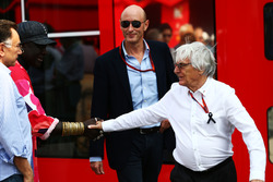 Bernie Ecclestone mit Donald Mackenzie, CVC Capital Partners Managing Partner, Chef von Global Inves