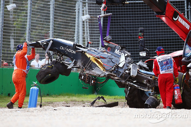 El McLaren MP4-31 de Fernando Alonso, McLaren se retira de la trampa de grava tras accidente