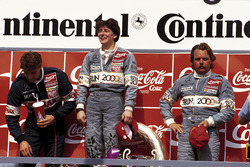 Siegerin Ellen Lohr, Mercedes, mit ihren Mercedes-Teamkollegen Bernd Schneider und Keke Rosberg