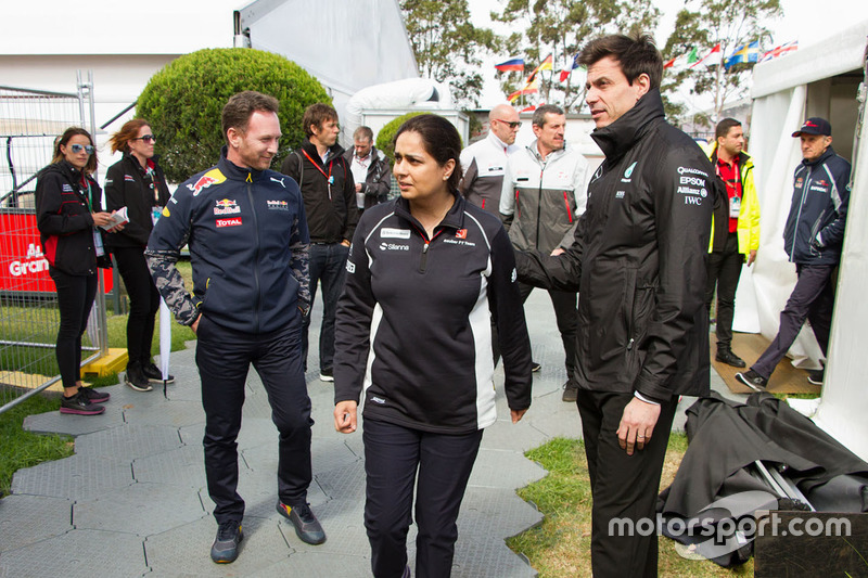 Monisha Kaltenborn, directora del equipo Sauber, Christian Horner, jefe de equipo de carreras de Red