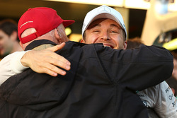 Race winner Nico Rosberg, Mercedes AMG F1 celebrates with Niki Lauda, Mercedes Non-Executive Chairma