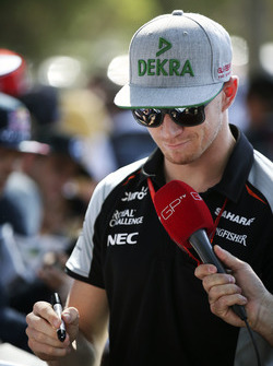 Nico Hülkenberg signe des autographes